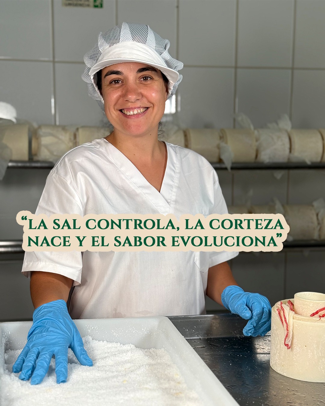 🧂😋La sal no solo conserva: regula la actividad microbiana, controla la humedad y ayuda a formar la corteza del #queso 💯.
👉 Aplicarla a mano permite una difusión uniforme y una maduración equilibrada, donde el queso desarrolla su aroma y textura natural.” 🐑✨
#QuesoDeLaLitera #SabordeLaLitera #QuesoArtesano #DisfrutaElMomento #SaborConHistoria #Altorricon #Huesca #semicurado #quesodeoveja
