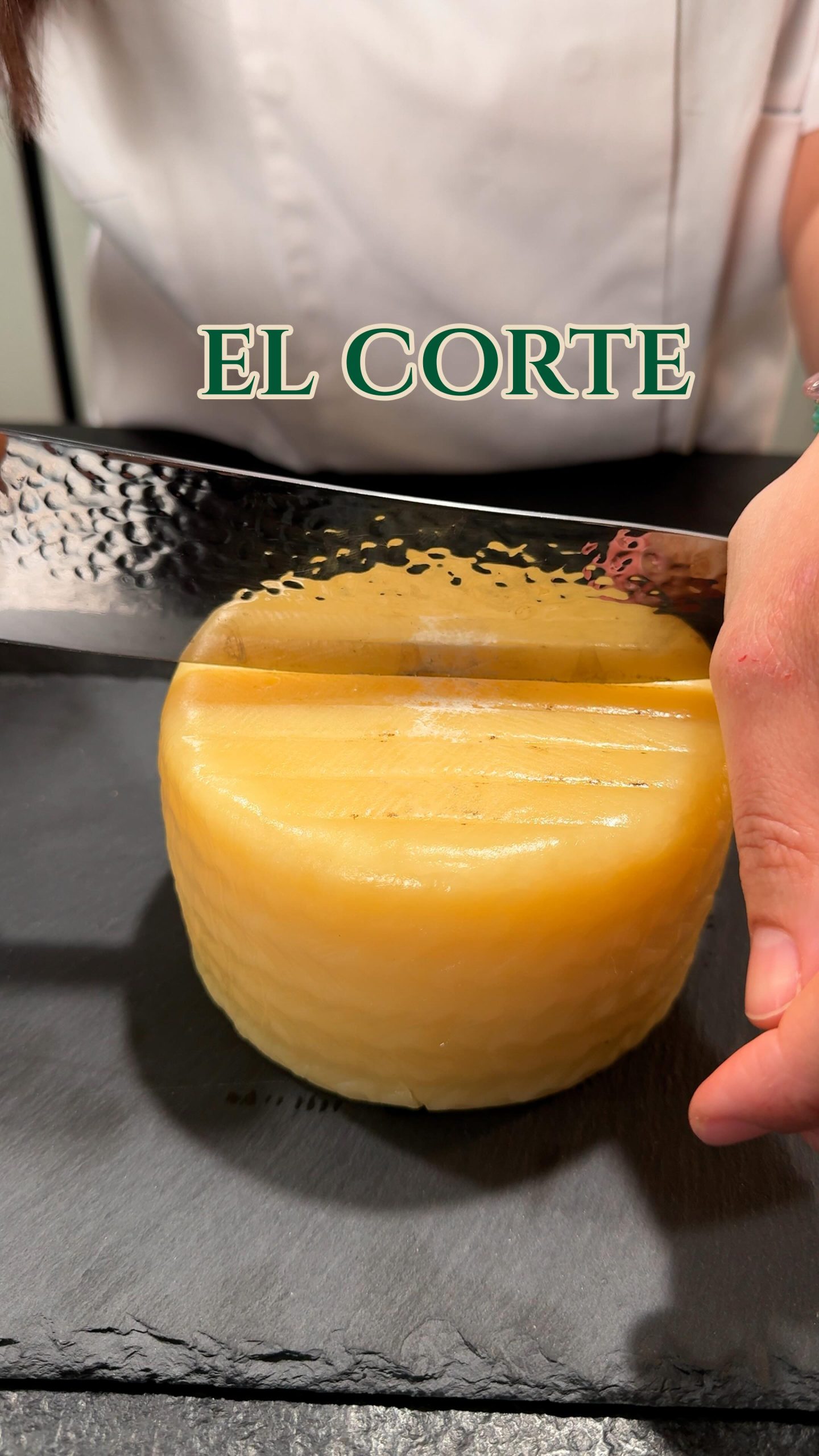 😃 🔪 Un buen corte empieza antes del cuchillo: tabla firme, cuchillo afilado… y paciencia.
 
Marca el centro.
Corta con decisión, sin serrar.
Deja que el queso hable en cada corte.
 
Porque no es solo servirlo mejor… es entenderlo. 🧀
 
Cada textura, cada resistencia, cada aroma.
 
🥰Cortar bien el queso también es una forma de conocerlo.
 
#QuesoArtesano #CulturaDelQueso #QuesoDeLaLitera