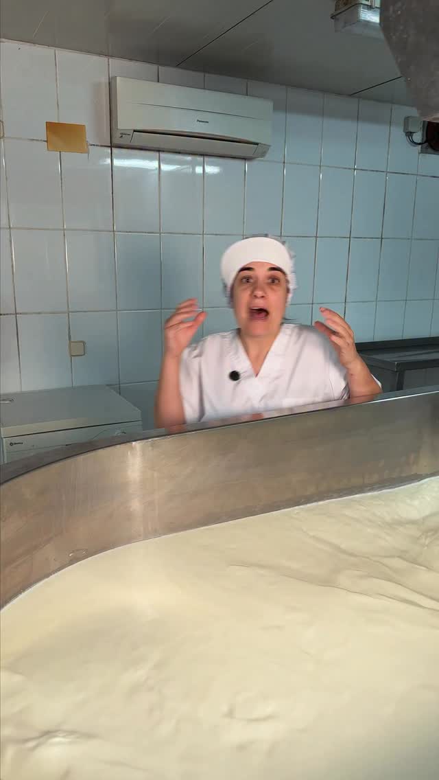 💛 Antes de convertirse en queso, la leche vive su momento más delicado… ✨ EL CUAJADO✨. 

👉 Es aquí donde entra en juego el cuajo: una enzima natural que transforma lo líquido en sólido, dando origen a la cuajada. 

Un proceso silencioso, preciso y lleno de paciencia. Aquí no hay prisa… solo saber hacer 💯. 

Ese es el momento clave. El momento en el que empieza a ser queso. 🧀 🐑 

Pero esto… continúa. 

#QuesoArtesano #SaboresDeLaLitera #DisfrutaElMomento #QuesoDeLaLitera