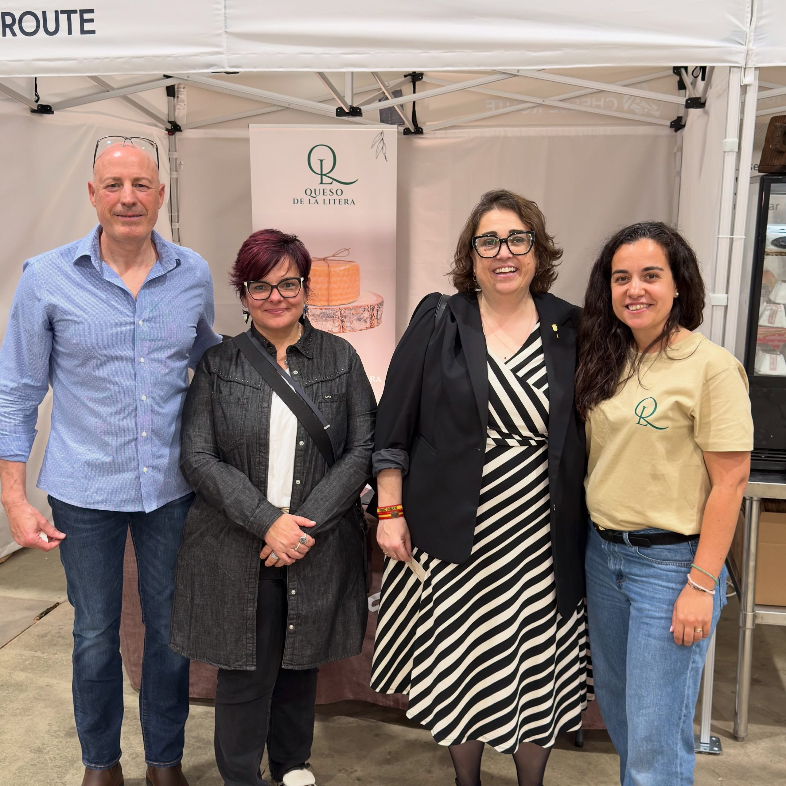 🧀✨ Primer día de feria y empezamos con una visita muy especial: la nueva consejera de Agricultura de Aragón, Arancha Simón, y la alcaldesa de Almudévar, Sofía Avellans.
 
Estamos en la 1ª Feria del Queso de Almudévar, con nuestro stand preparado y muchas ganas de compartir nuestros quesos artesanos de La Litera🐐🐑🧀
 
Si estás por la zona, ven a vernos, pruébalos y llévate un trocito de La Litera a casa 🧀
 
#QuesoDeLaLitera #FeriaDelQueso #Almudévar #LaLitera #QuesoArtesano Aragón Huesca