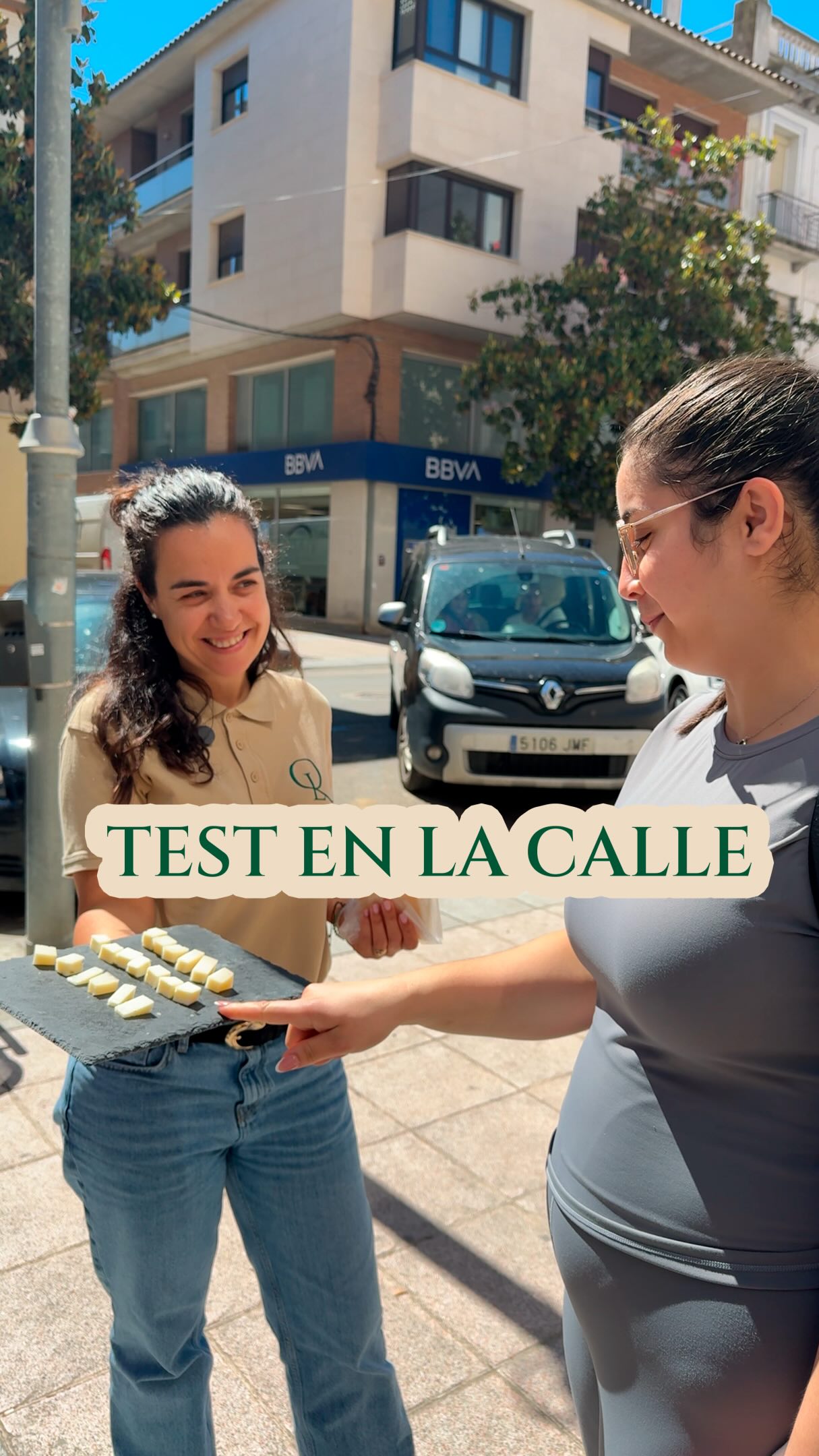 Salimos a la calle con un reto muy claro: descubrir el infiltrado 🧀🎤

Dimos a probar 3 quesos y solo uno no era artesano, ni de nuestra tierra. 👀
 
¿La gente consiguió adivinar cuál era? 😋🐐🐑
 
#semicurado #artesano #quesodelalitera #binefar #quesoartesano